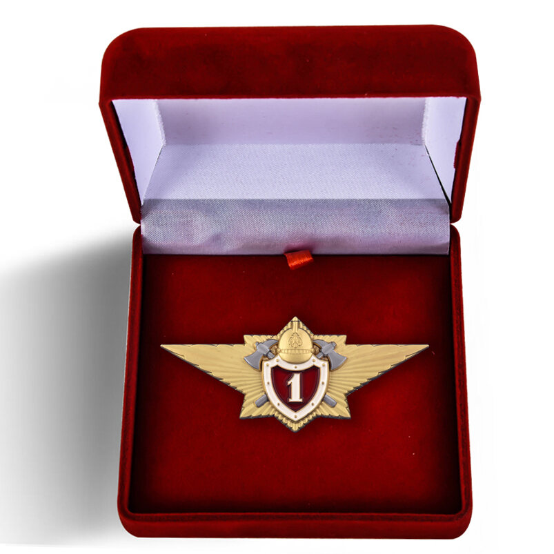 Знак в бархатистом футляре Классный специалист МЧС 1-го класса