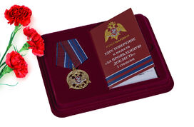 Медаль в бордовом футляре За проявленную доблесть 1 степени
