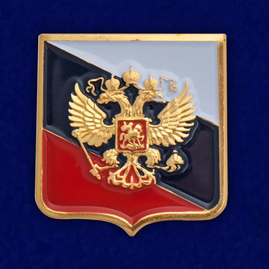 Значок с гербом России на фоне флага