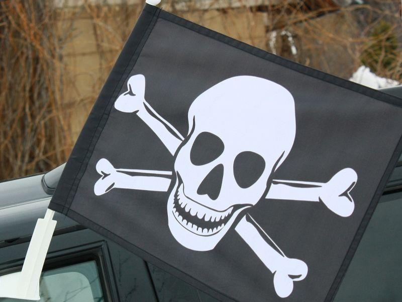 Флаг на машину с кронштейном Пиратский с костями