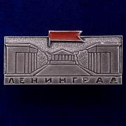 Значок Ленинград с красным флажком