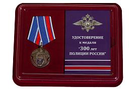 Медаль в бордовом футляре Российской полиции 300 лет