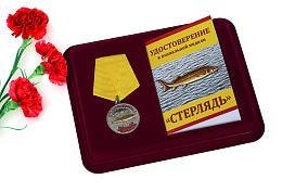 Медаль в бордовом футляре с рыбой Стерлядь