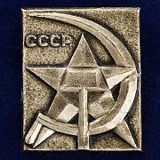 Советский значок с Серпом и Молотом
