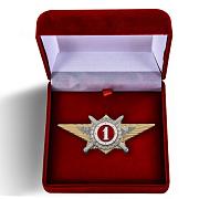 Знак в бархатистом футляре Росгвардии Квалификационное звание Специалист 1-го класса