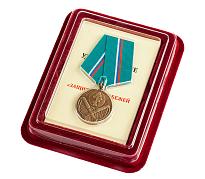 Медаль Защитнику рубежей Отечества в наградной коробке с удостоверением в комплекте