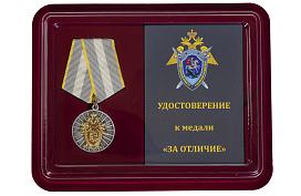 Медаль в бордовом футляре За отличие (СК России)